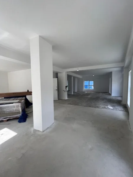 Tirane, jepet me qera dyqan Kati 0, 220 m² 3.000 € (ALI DEMI)