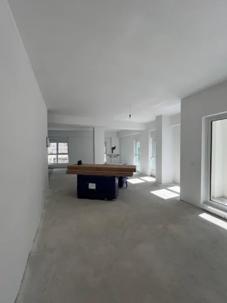 Tirane, jepet me qera dyqan Kati 0, 220 m² 3.000 € (ALI DEMI)