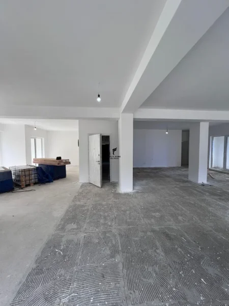Tirane, jepet me qera dyqan Kati 0, 220 m² 3.000 € (ALI DEMI)