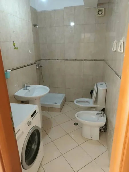 Tirane, jepet me qera apartament 2+1+Ballkon , 85 m² 448 € (Don Bosko)