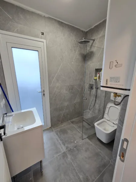 Tirane, jepet me qera 2+1 Kati 8, 150 m² 1.200 € (PRANE SHKOLLES SE KUQE)