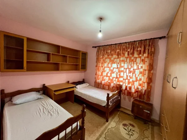 Tirane, jepet me qera 2+1+Ballkon Kati 4, 85 m² 700 € (Pazari i ri)