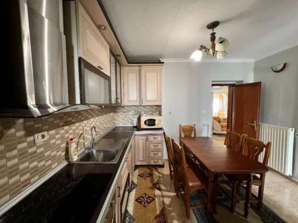 Tirane, jepet me qera 2+1+Ballkon Kati 4, 85 m² 700 € (Pazari i ri)