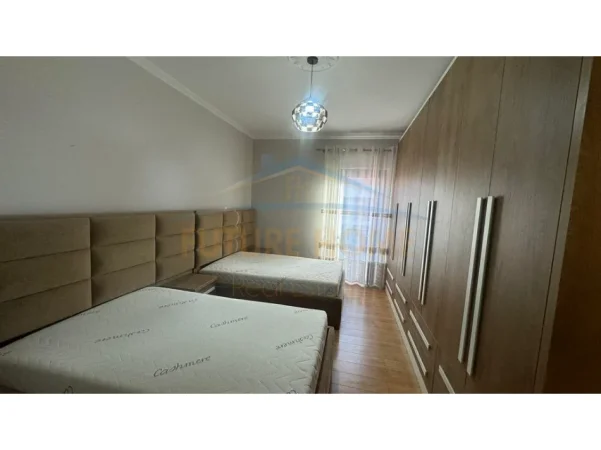 Tirane, jepet me qera apartament 3+1+Aneks+Ballkon Kati 5, 850 € (green city)