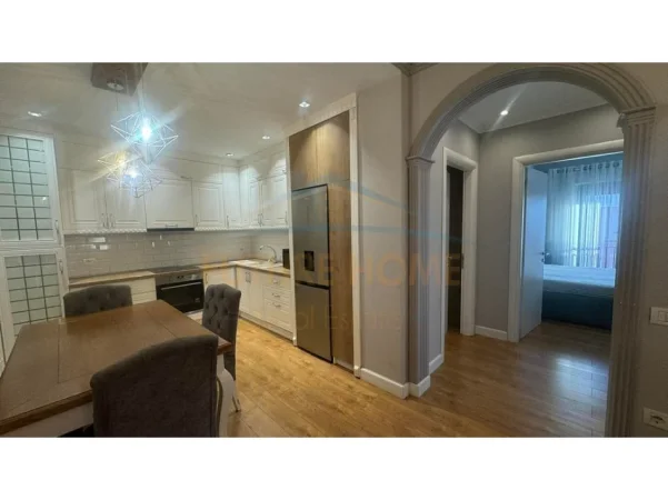 Tirane, jepet me qera apartament 3+1+Aneks+Ballkon Kati 5, 850 € (green city)