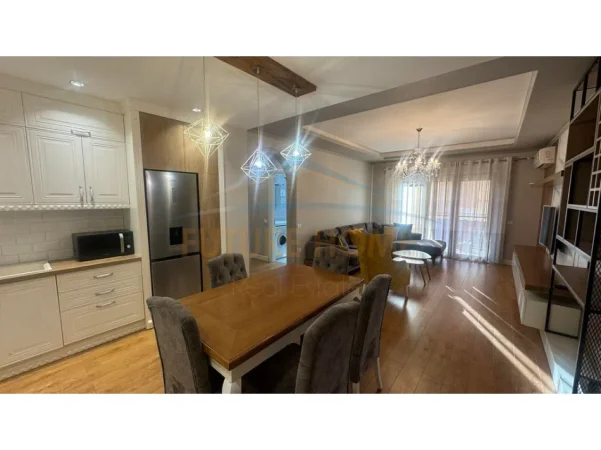Tirane, jepet me qera apartament 3+1+Aneks+Ballkon Kati 5, 850 € (green city)
