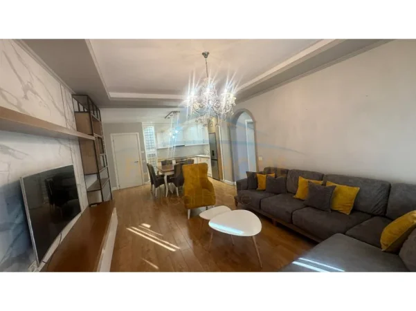 Tirane, jepet me qera apartament 3+1+Aneks+Ballkon Kati 5, 850 € (green city)