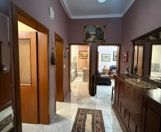 Tirane, jepet me qera apartament 2+1+Ballkon Kati 2, 70 m² 700 € (Vasil Shanto)
