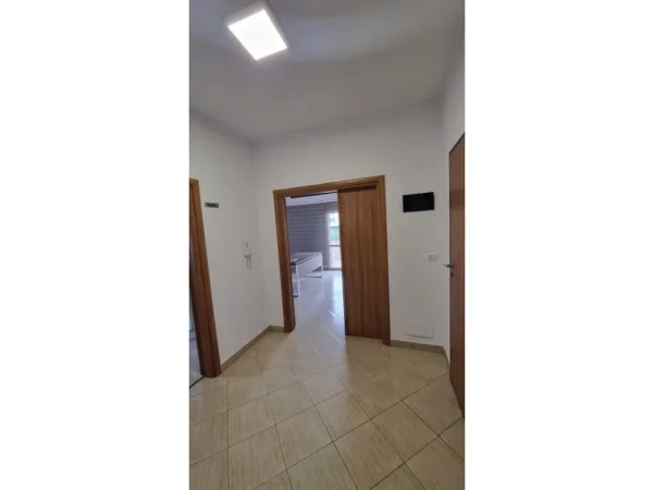 Tirane, jepet me qera zyre Kati 2, 104 m² 900 € (Komuna e Parisit)