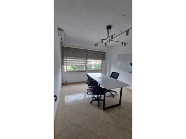 Tirane, jepet me qera zyre Kati 2, 104 m² 900 € (Komuna e Parisit)