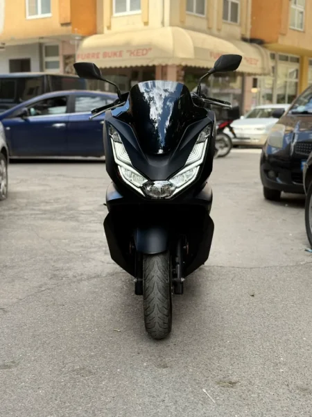 Tirane, shes Shitet Motorr HONDA PCX 125 2022 Benzin, e zeze automatik 13.300 km 3.200 €