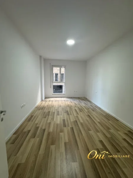 Tirane, jepet me qera zyre Kati 1, 106 m² 600 € (DON BOSKO)