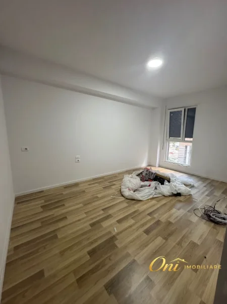 Tirane, jepet me qera zyre Kati 1, 106 m² 600 € (DON BOSKO)