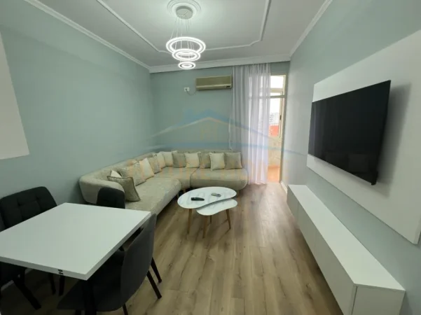 Tirane, jepet me qera apartament 1+1+Ballkon Kati 8, 52 m² 620 € (Rruga Fortuzi)