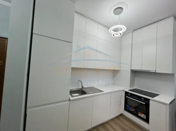 Tirane, jepet me qera apartament 1+1+Ballkon Kati 8, 52 m² 620 € (Rruga Fortuzi)