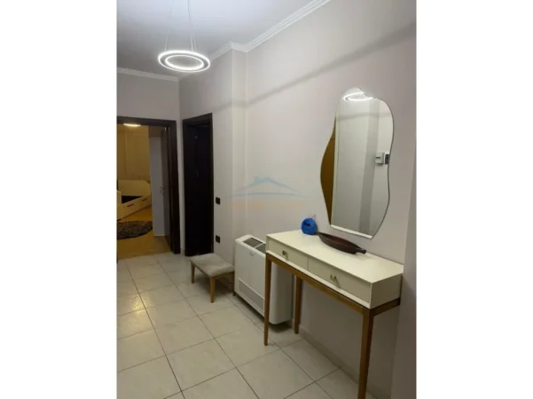 Tirane, jepet me qera apartament 2+1+Ballkon Kati 7, 90 m² 900 € (Sheshi Willson)