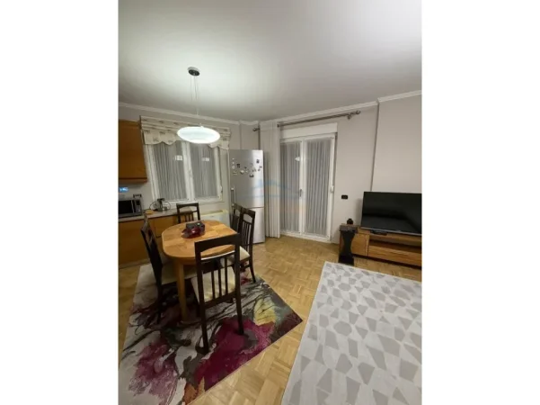 Tirane, jepet me qera apartament 2+1+Ballkon Kati 7, 90 m² 900 € (Sheshi Willson)