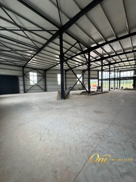 Tirane, jepet me qera magazine Kati 0, 3.600 m² 4.200 € (KOMBINAT)