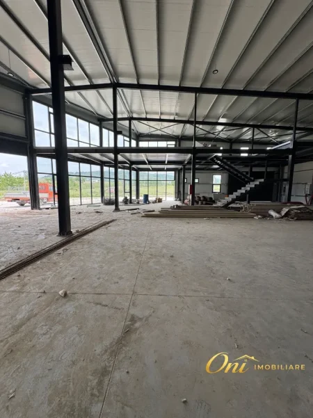 Tirane, jepet me qera magazine Kati 0, 3.600 m² 4.200 € (KOMBINAT)
