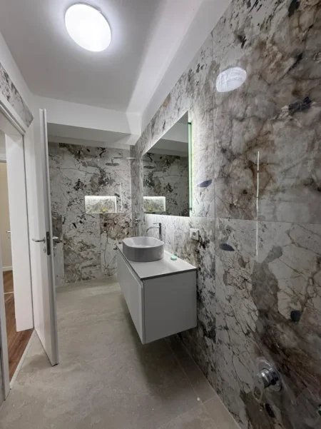 Tirane, shitet apartament 3+1+Ballkon Kati 1, 330.000 € 