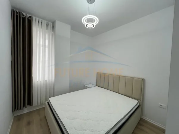 Tirane, jepet me qera apartament 1+1 Kati 8, 52 m² 620 € (Rruga Fortuzi)