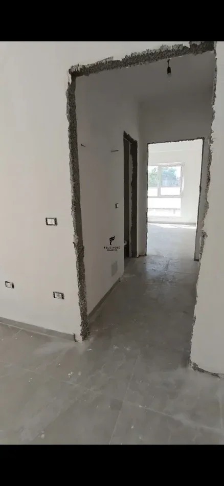 Tirane, jepet me qera zyre Kati 1, 94 m² 800 € (LAPRAKE)