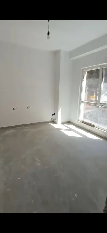 Tirane, jepet me qera zyre Kati 1, 94 m² 800 € (LAPRAKE)
