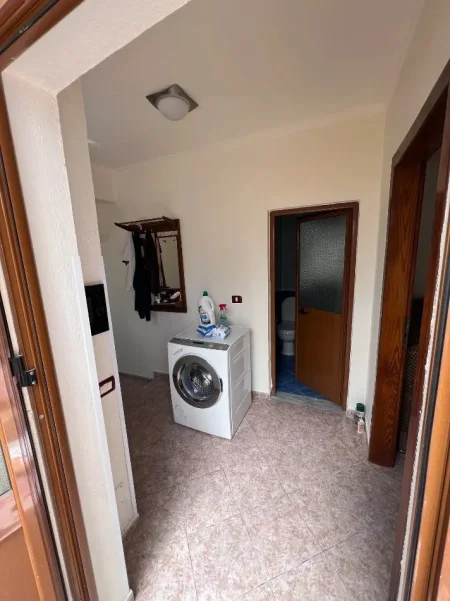 Tirane, jepet me qera apartament 1+1 Kati 1, 90 m² 400 € (Jordan Misja)