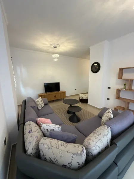 Tirane, jepet me qera apartament 2+1+Ballkon Kati 1, 110 m² 650 € (Kodra e Diellit, pranë Ish “Eleonora”)