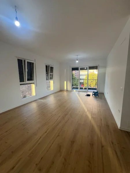 Tirane, jepet me qera ambjent biznesi Kati 2, 100 m² 550 € (Don Bosko)