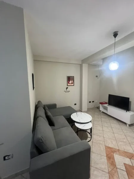 Tirane, jepet me qera apartament 1+1 Kati 2, 65 m² 450 € (RRUGA E KAVAJES)