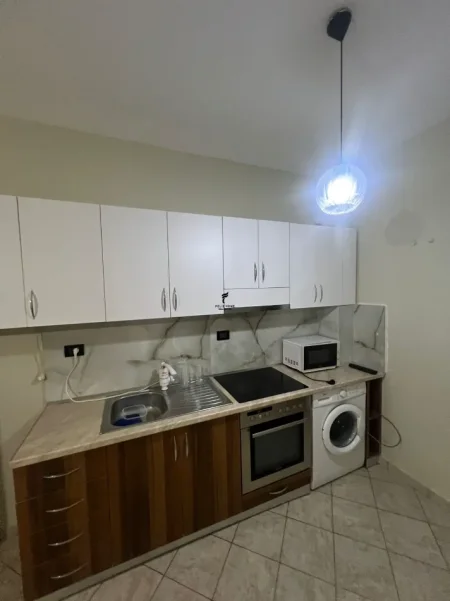 Tirane, jepet me qera apartament 1+1 Kati 2, 65 m² 450 € (RRUGA E KAVAJES)