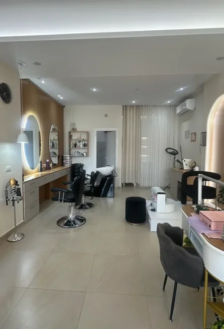 Tirane, jepet me qera dyqan Kati 0, 45 m² 1.200 € (Rruga e Kavajës)