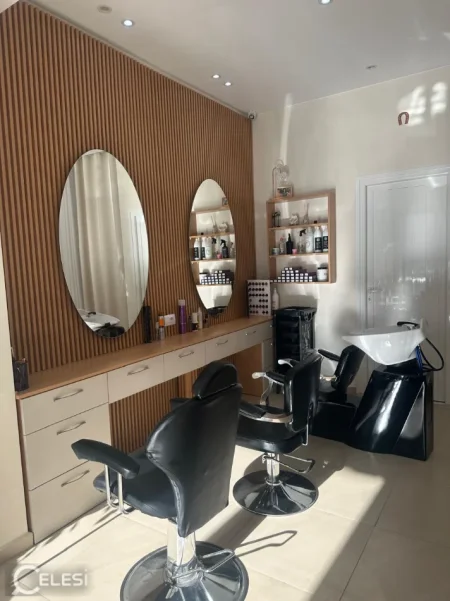 Tirane, jepet me qera dyqan Kati 0, 45 m² 1.200 € (Rruga e Kavajës)