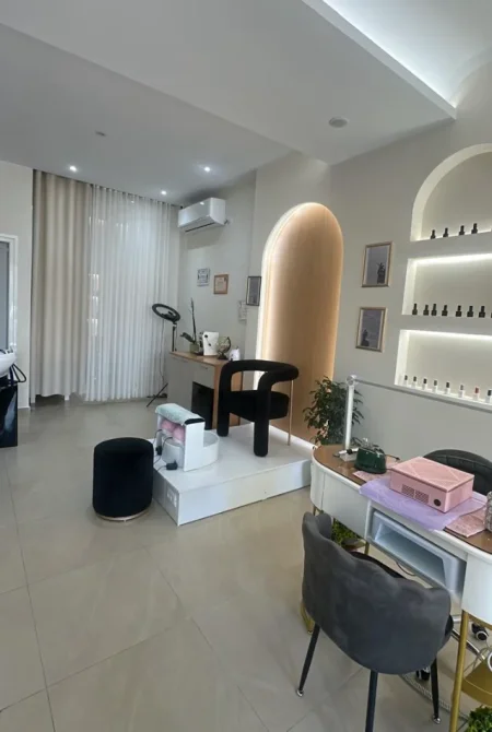 Tirane, jepet me qera dyqan Kati 0, 45 m² 1.200 € (Rruga e Kavajës)
