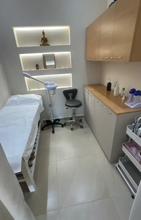 Tirane, jepet me qera dyqan Kati 0, 45 m² 1.200 € (Rruga e Kavajës)