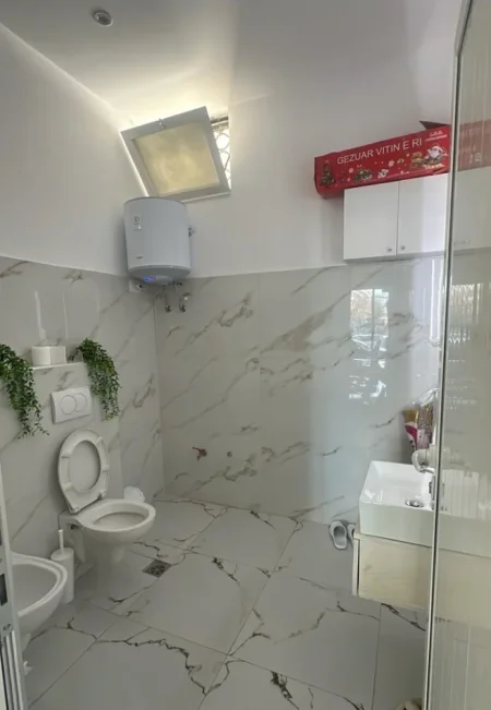 Tirane, jepet me qera dyqan Kati 0, 45 m² 1.200 € (Rruga e Kavajës)