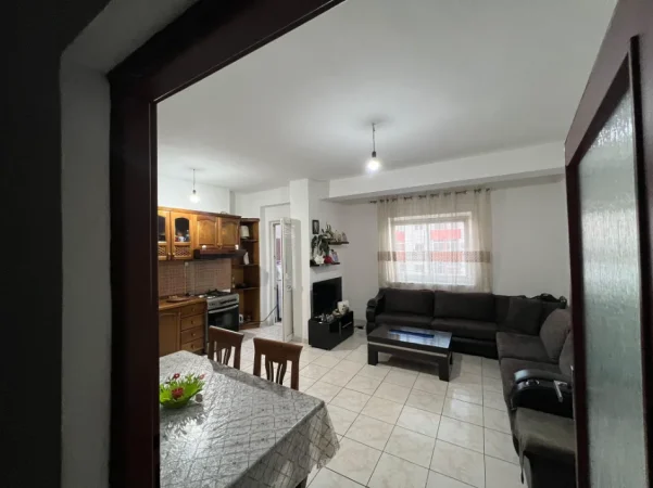 Lezhe, shes apartament 3+1+Ballkon Kati 6, ( jo kat i fundit ), 128m² (Prane stacionit te autobuzave te Tiranes)