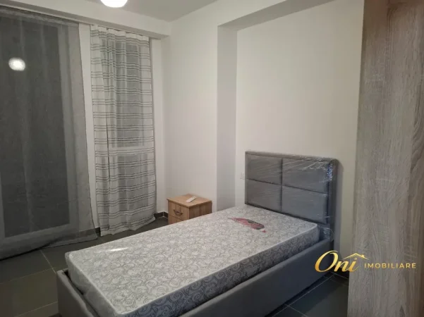 Tirane, jepet me qera apartament 3+1 Kati 4, 120 m² 650 € (5 MAJI)