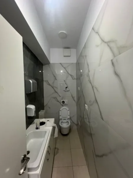 Tirane, jepet me qera zyre Kati 1, 90 m² 800 € (RRUGA E KAVAJES)