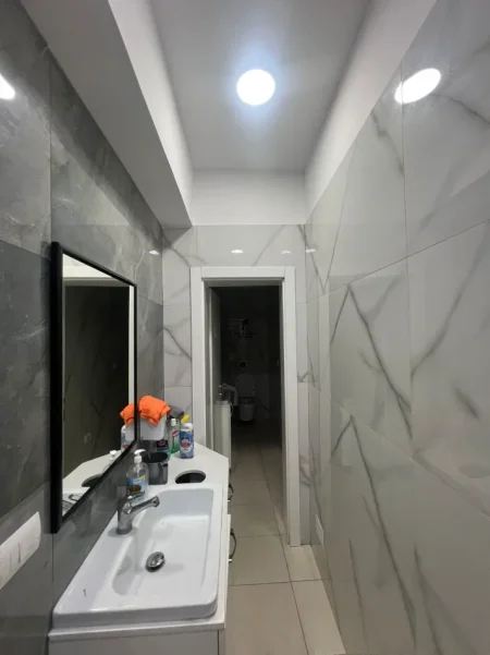 Tirane, jepet me qera zyre Kati 1, 90 m² 800 € (RRUGA E KAVAJES)