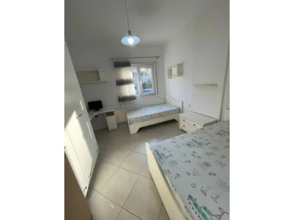 Tirane, jepet me qera apartament 2+1 Kati 2, 105 m² 750 € (Komuna e Parisit)