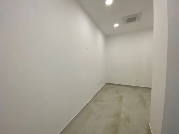 Tirane, jepet me qera ambjent biznesi Kati 2, 230 m² 3.200 € (farmacia 10)