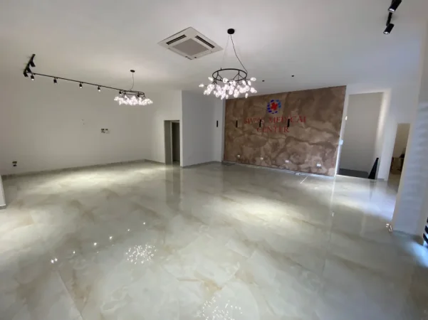 Tirane, jepet me qera ambjent biznesi Kati 2, 230 m² 3.200 € (farmacia 10)