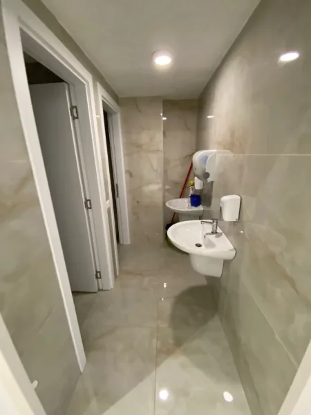 Tirane, jepet me qera ambjent biznesi Kati 2, 230 m² 3.200 € (farmacia 10)