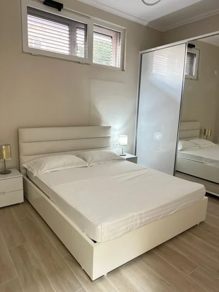 Tirane, jepet me qera apartament 1+1 Kati 1, 80 m² 550 € (Oxhaku)