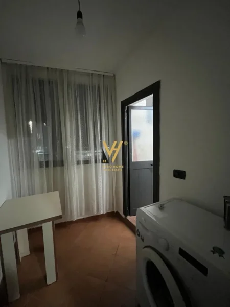 Tirane, jepet me qera apartament 1+1+Ballkon Kati 3, 60 m² 520 € (BULEVARDI ZOGU I PARE)