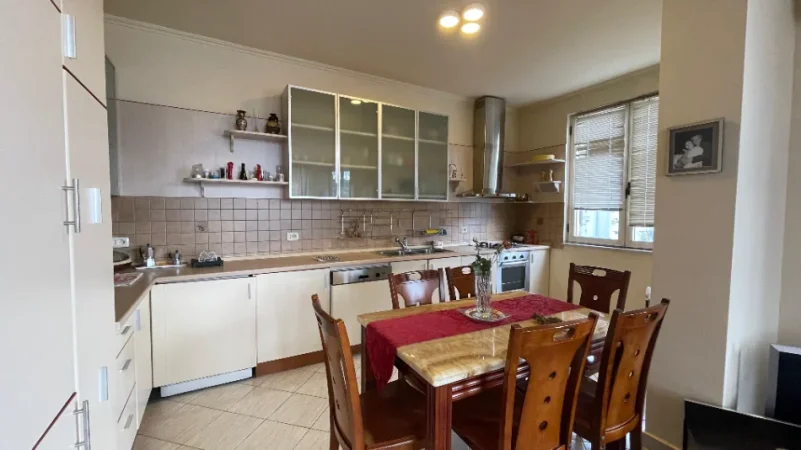 Tirane, jepet me qera apartament 2+1+Ballkon Kati 8, 130 m² 850 € (Myslym Shyri/Drejtoria e Policise)