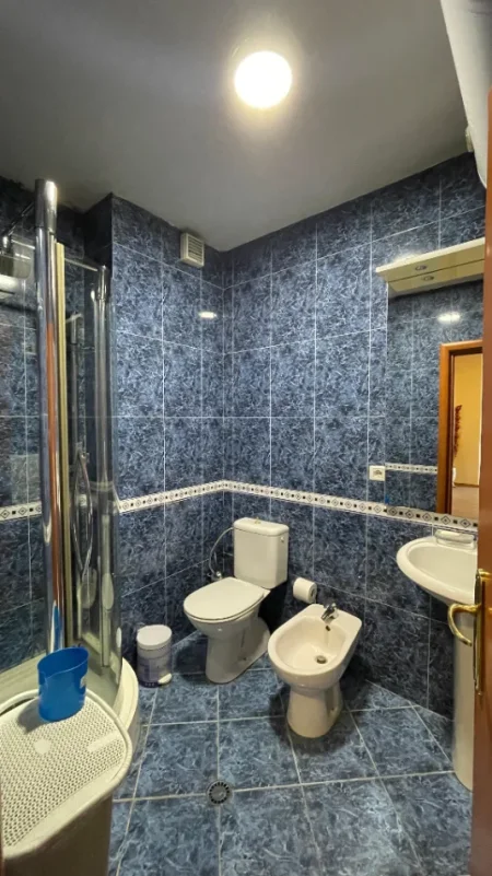 Tirane, jepet me qera apartament 2+1+Ballkon Kati 8, 130 m² 850 € (Myslym Shyri/Drejtoria e Policise)