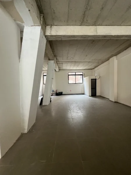Tirane, jepet me qera zyre Kati 1, 160 m² 1.500 € (PAZARI I RI)